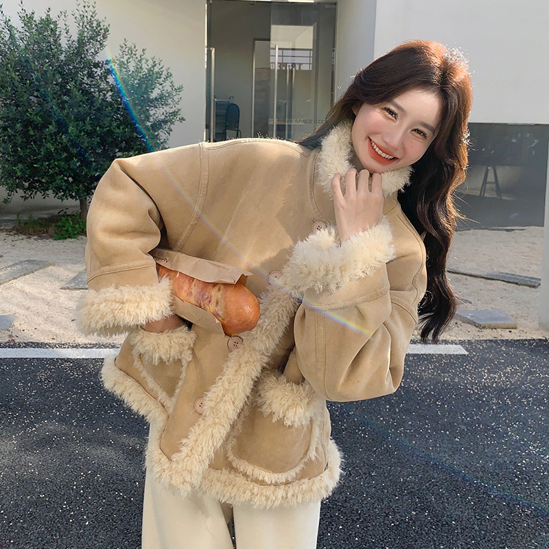 Jakna: Jednobojna, širokog kroja, debeli materijal, stojeći ovratnik, dugi rukavi