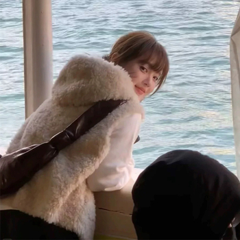 Ženski kapuljačasti prsluk od vune i krzna, bez rukava, casual stil, zima 2025