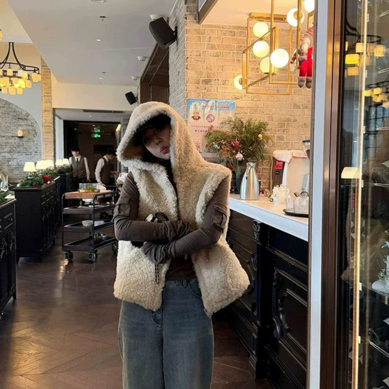 Ženski kapuljačasti prsluk od vune i krzna, bez rukava, casual stil, zima 2025