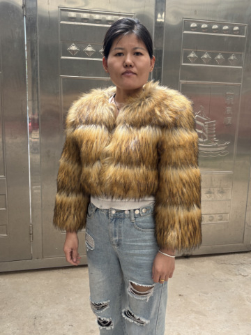 Ženska jakna od umjetnog krzna – okrugli ovratnik, 3/4 rukava, rock stil, proljeće 2025