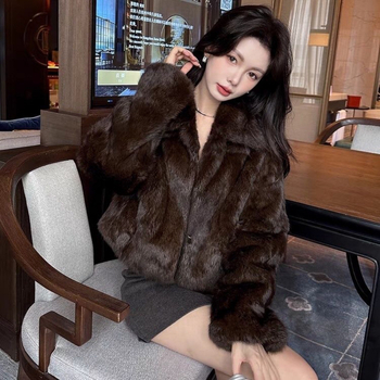 Ženski kaput od krznenog kunićjeg krzna, kratka duljina, dugi rukavi, duljina 40–50 cm, proljeće 2025