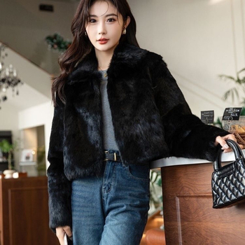 Ženski kaput od krznenog kunićjeg krzna, kratka duljina, dugi rukavi, duljina 40–50 cm, proljeće 2025