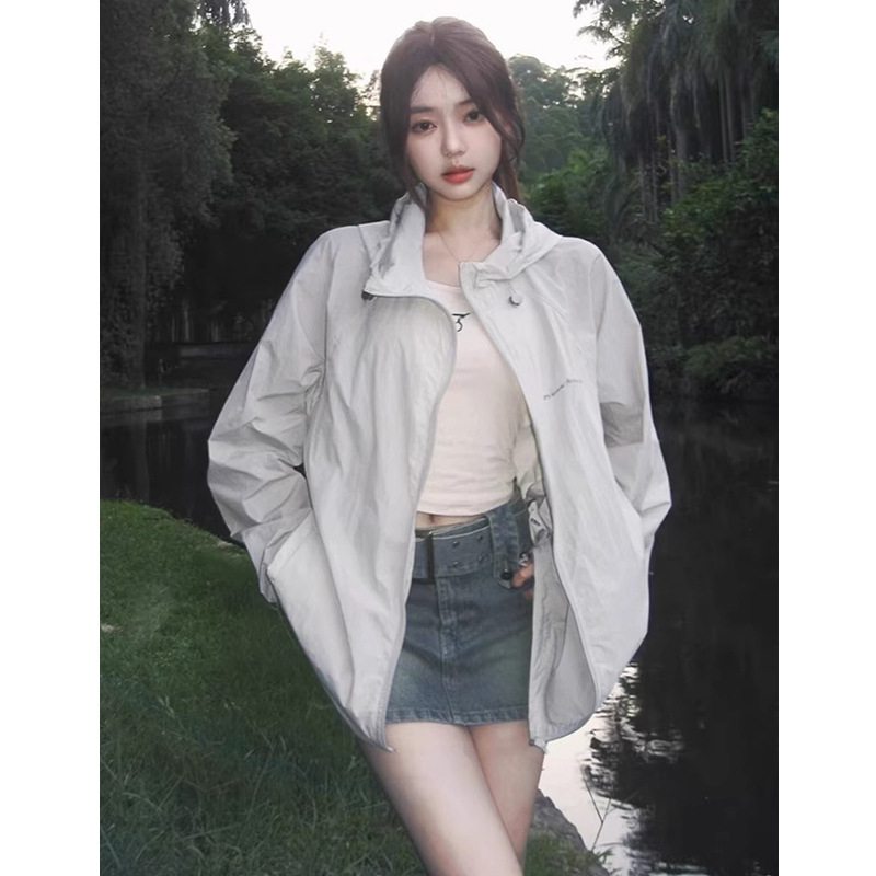 Γυναικείο ελαφρύ μπουφάν προστασίας από τον ήλιο από πολυεστέρα (UPF50+, μακριά μανίκια, κοντό μήκος 40–50 εκ., φερμουάρ)