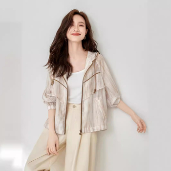Ženska lagana kapuljačasta jakna s gradientnim uzorkom, srednja duljina, dugi rukav, zatvarač, ultra-tanka tkanina, opuštena silueta, sadržaj glavnog materijala 70-80%