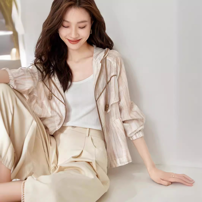 Ženska lagana kapuljačasta jakna s gradientnim uzorkom, srednja duljina, dugi rukav, zatvarač, ultra-tanka tkanina, opuštena silueta, sadržaj glavnog materijala 70-80%