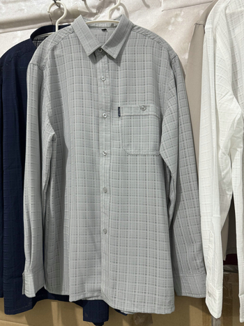 Cămașă bărbătească cu model în carouri, mâneci lungi, croială lejeră, guler tip lapel, țesătură ușoară din poliester (96%+)