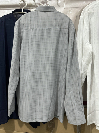 Cămașă bărbătească cu model în carouri, mâneci lungi, croială lejeră, guler tip lapel, țesătură ușoară din poliester (96%+)