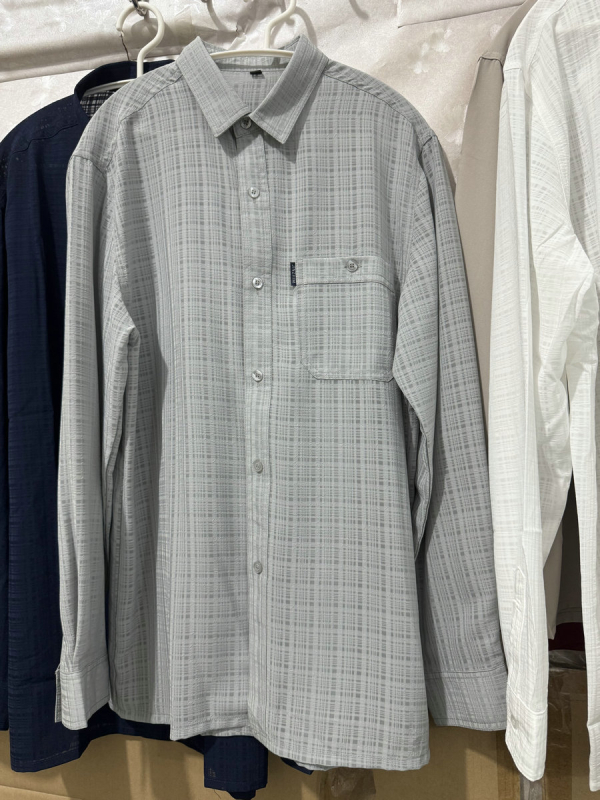 Cămașă bărbătească cu model în carouri, mâneci lungi, croială lejeră, guler tip lapel, țesătură ușoară din poliester (96%+)