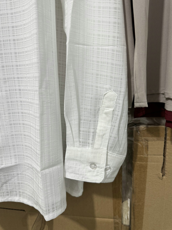 Cămașă bărbătească cu model în carouri, mâneci lungi, croială lejeră, guler tip lapel, țesătură ușoară din poliester (96%+)