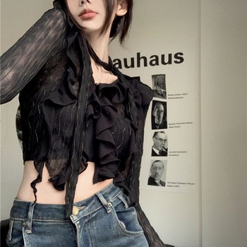 Īss režģveida džemperis ar garām piedurknēm, ciešs siluets, poliesteres režģaudums, garums 40–50 cm, aizdares ar trim pogām