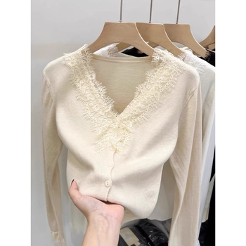 V- výstrih pletený cardigan, úzky strih, dlhé rukávy, polyesterová zmes 50–70%, jeseň 2025