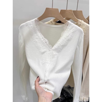 V- výstrih pletený cardigan, úzky strih, dlhé rukávy, polyesterová zmes 50–70%, jeseň 2025