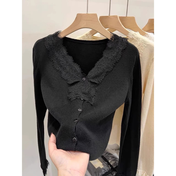 V- výstrih pletený cardigan, úzky strih, dlhé rukávy, polyesterová zmes 50–70%, jeseň 2025