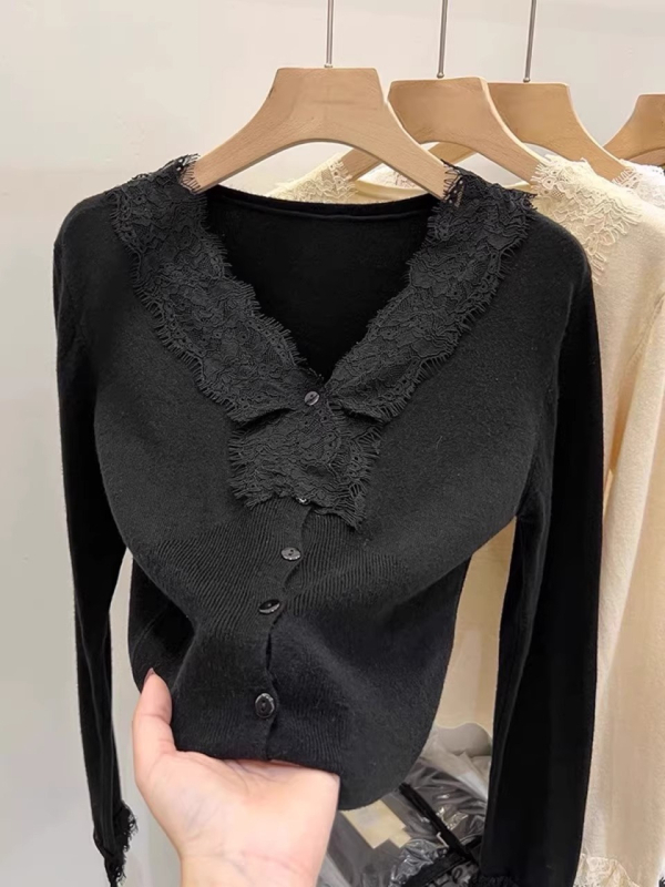 V- výstrih pletený cardigan, úzky strih, dlhé rukávy, polyesterová zmes 50–70%, jeseň 2025