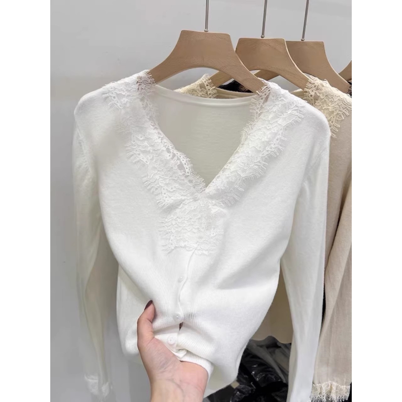 V- výstrih pletený cardigan, úzky strih, dlhé rukávy, polyesterová zmes 50–70%, jeseň 2025