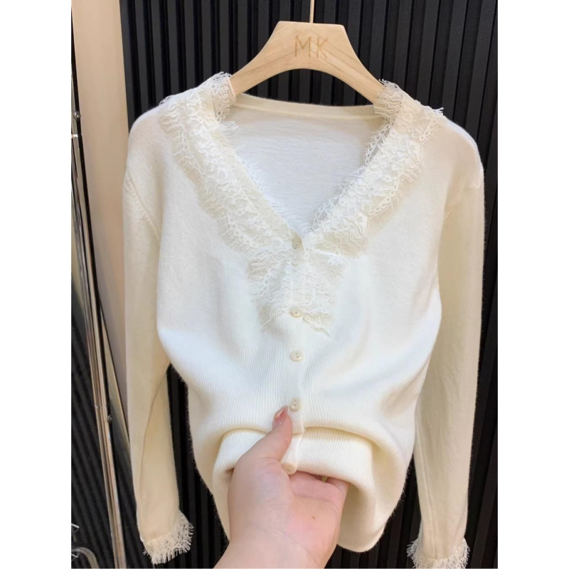 V- výstrih pletený cardigan, úzky strih, dlhé rukávy, polyesterová zmes 50–70%, jeseň 2025