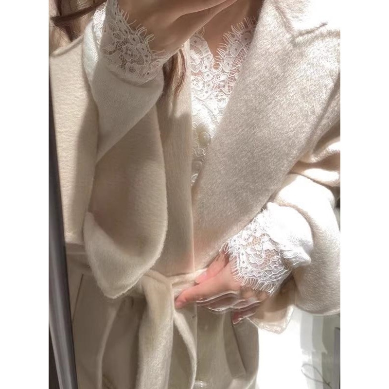 V- výstrih pletený cardigan, úzky strih, dlhé rukávy, polyesterová zmes 50–70%, jeseň 2025