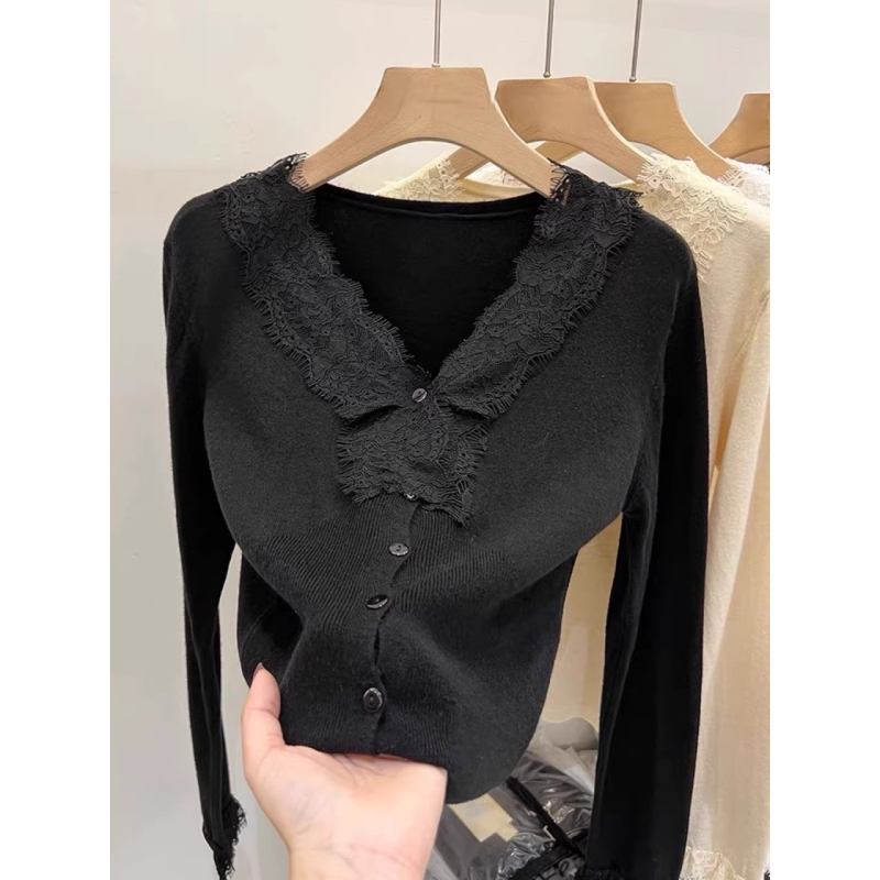 V- výstrih pletený cardigan, úzky strih, dlhé rukávy, polyesterová zmes 50–70%, jeseň 2025