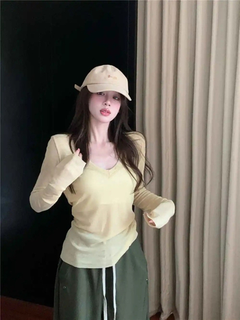 Izuzetno tanak top s V-izrezom i dugim rukavima, ležerni kroj, zaštita od sunca, mješavina poliestera i Tencel kašmira.