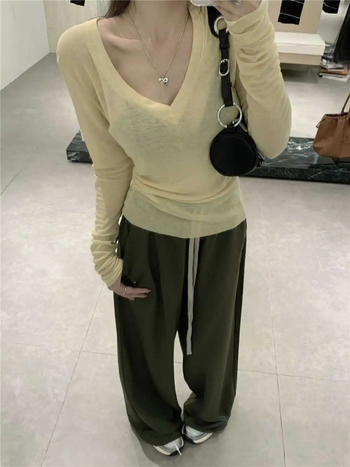 Izuzetno tanak top s V-izrezom i dugim rukavima, ležerni kroj, zaštita od sunca, mješavina poliestera i Tencel kašmira.