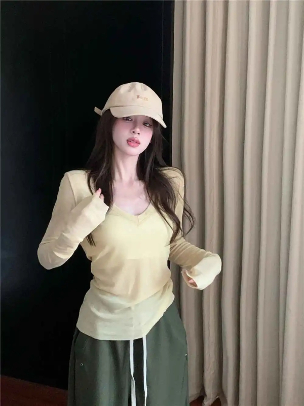 Izuzetno tanak top s V-izrezom i dugim rukavima, ležerni kroj, zaštita od sunca, mješavina poliestera i Tencel kašmira.