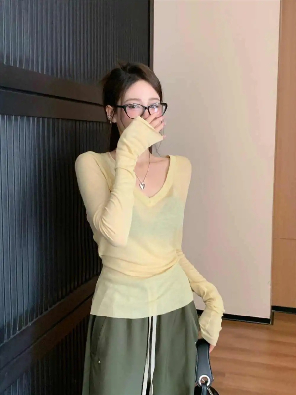 Izuzetno tanak top s V-izrezom i dugim rukavima, ležerni kroj, zaštita od sunca, mješavina poliestera i Tencel kašmira.