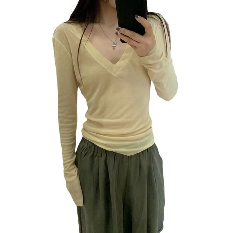 Izuzetno tanak top s V-izrezom i dugim rukavima, ležerni kroj, zaštita od sunca, mješavina poliestera i Tencel kašmira.