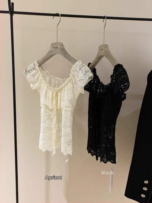 Nylon top kratkih rukava, kratka duljina i izvezeni detalji
