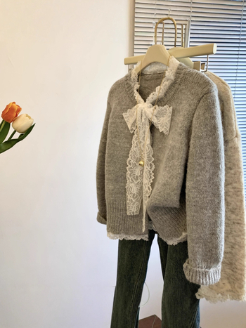 Pletený cardigan s čipkovou mašličkou, A-čkový střih, polo golier, ležérne rukávy s volánmi, kapucňa, hrubá pletenina, zmes polyesteru a akrylu