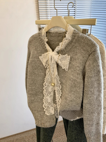 Pletený cardigan s čipkovou mašličkou, A-čkový střih, polo golier, ležérne rukávy s volánmi, kapucňa, hrubá pletenina, zmes polyesteru a akrylu