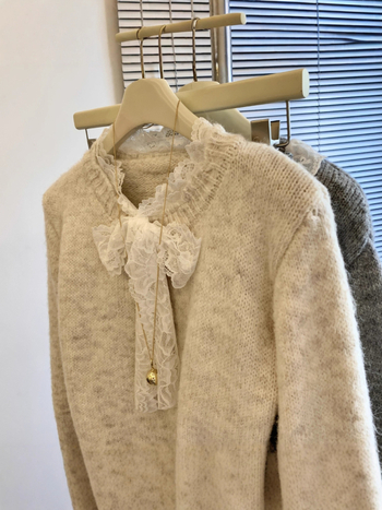 Pletený cardigan s čipkovou mašličkou, A-čkový střih, polo golier, ležérne rukávy s volánmi, kapucňa, hrubá pletenina, zmes polyesteru a akrylu