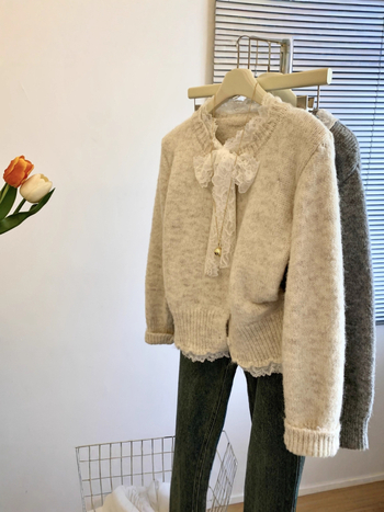 Pletený cardigan s čipkovou mašličkou, A-čkový střih, polo golier, ležérne rukávy s volánmi, kapucňa, hrubá pletenina, zmes polyesteru a akrylu