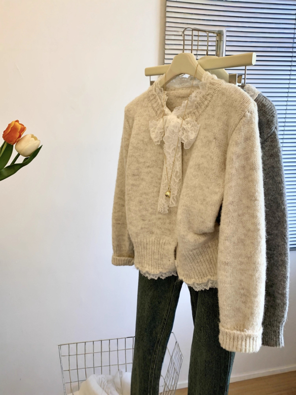 Pletený cardigan s čipkovou mašličkou, A-čkový střih, polo golier, ležérne rukávy s volánmi, kapucňa, hrubá pletenina, zmes polyesteru a akrylu