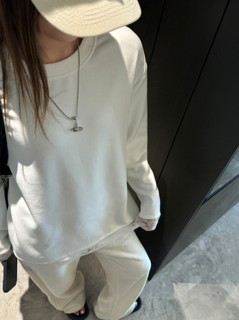 Hosszú ujjú póló poliészterből, csipés panellel, kerek nyakkal, karcsú szabás