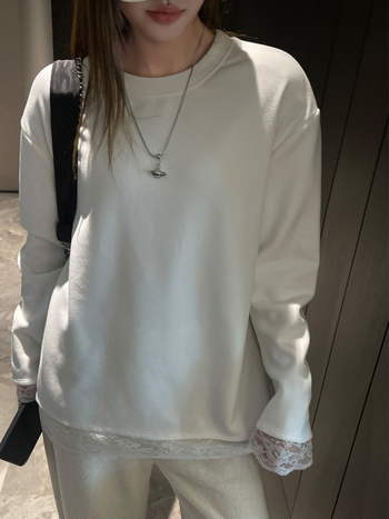 Hosszú ujjú póló poliészterből, csipés panellel, kerek nyakkal, karcsú szabás