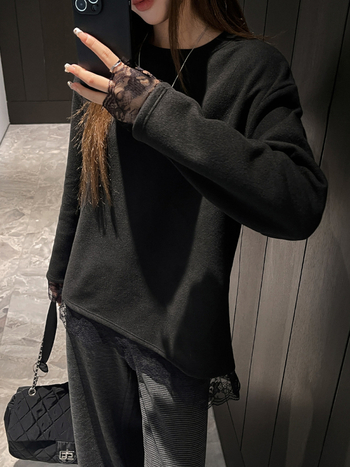 Hosszú ujjú póló poliészterből, csipés panellel, kerek nyakkal, karcsú szabás