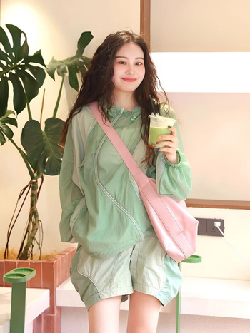 Dvodjelni sunčani sportski komplet s kapuljačom, dugim rukavima i kratkim hlačama, lagani poliester