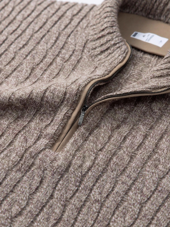 Πλεκτός πουλόβερ με φλοράλ καμπά πλέξη από μαλλί, μισό φερμουάρ, χαλαρή εφαρμογή.