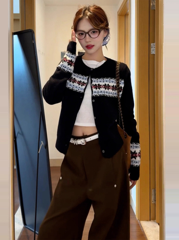 Cardigan u retro romantičnom Fair Isle stilu za jesen/zimu, pleteni vanjski dio od Arctic fleece s akrilom, jacquard uzorak, srednja duljina, dugi rukavi, okrugli izrez, kopčanje na gumbe.