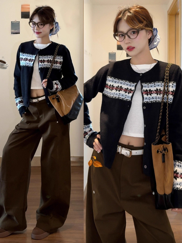 Cardigan u retro romantičnom Fair Isle stilu za jesen/zimu, pleteni vanjski dio od Arctic fleece s akrilom, jacquard uzorak, srednja duljina, dugi rukavi, okrugli izrez, kopčanje na gumbe.