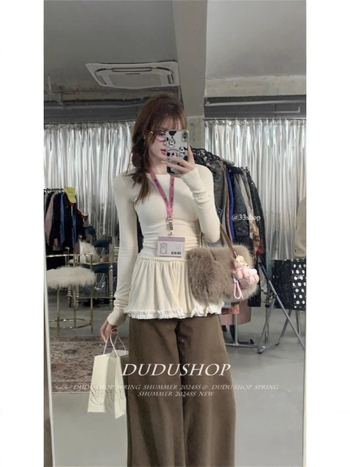 Csipkés szegélyű póló kerek nyakkal, hosszú ujjú, karcsúsított fazon, poliészter.