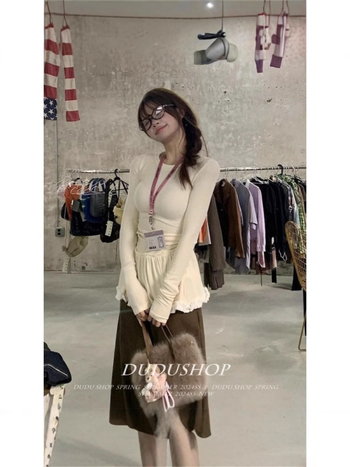 Csipkés szegélyű póló kerek nyakkal, hosszú ujjú, karcsúsított fazon, poliészter.