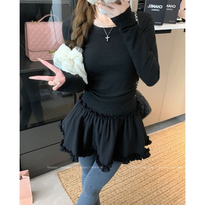 Csipkés szegélyű póló kerek nyakkal, hosszú ujjú, karcsúsított fazon, poliészter.