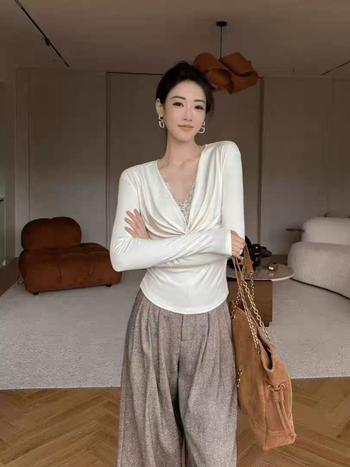 Pletena bluza od viskoze s V-izrezom, dugi rukavi, jednobojna, elegantan gradski stil