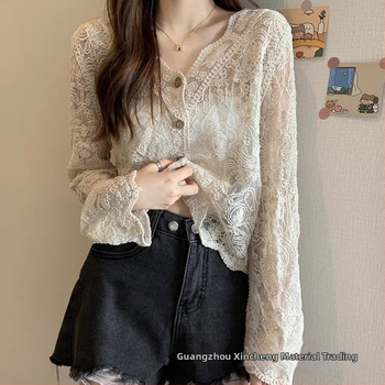 Krekliņš ar kokvilnas mežģīnēm, gaisa adījuma raksts, V kakls, garas piedurknes, brīvs piegriezums