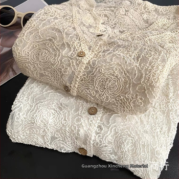 Krekliņš ar kokvilnas mežģīnēm, gaisa adījuma raksts, V kakls, garas piedurknes, brīvs piegriezums