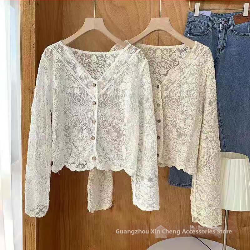 Krekliņš ar kokvilnas mežģīnēm, gaisa adījuma raksts, V kakls, garas piedurknes, brīvs piegriezums