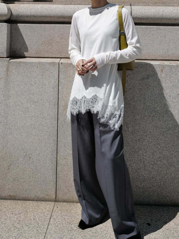 Pamučni top s dugim rukavima i čipkastim umetkom, okrugli izrez, srednja duljina, elegantan gradski stil