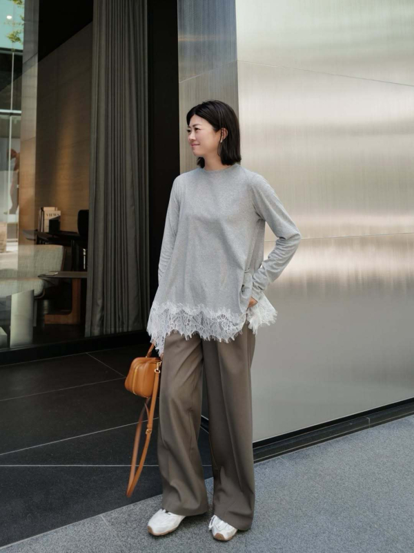 Pamučni top s dugim rukavima i čipkastim umetkom, okrugli izrez, srednja duljina, elegantan gradski stil