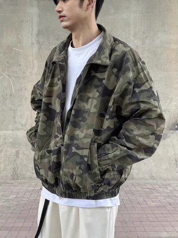 Vjetrovka slobodnog kroja, tanki poliester materijal, zatvarač, bočni džepovi